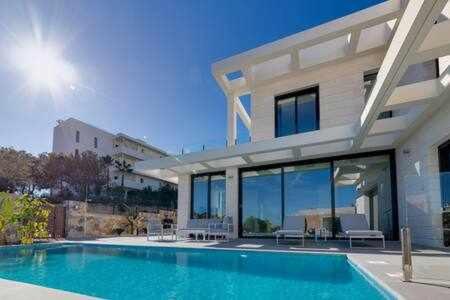 Villa de Lujo c/ Piscina Climatizada, las Colinas