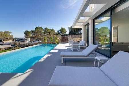 Villa de Lujo c/ Piscina Climatizada, las Colinas