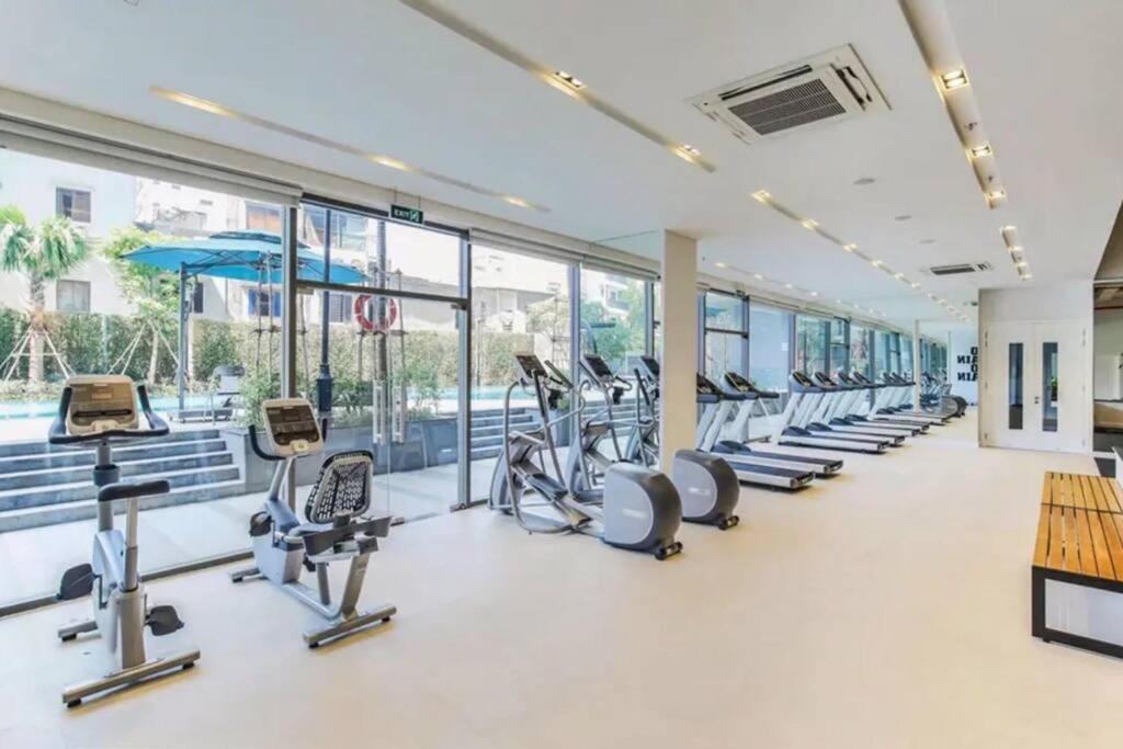 Cozy apartment with Airport runway view - 2BR GYM and POOL