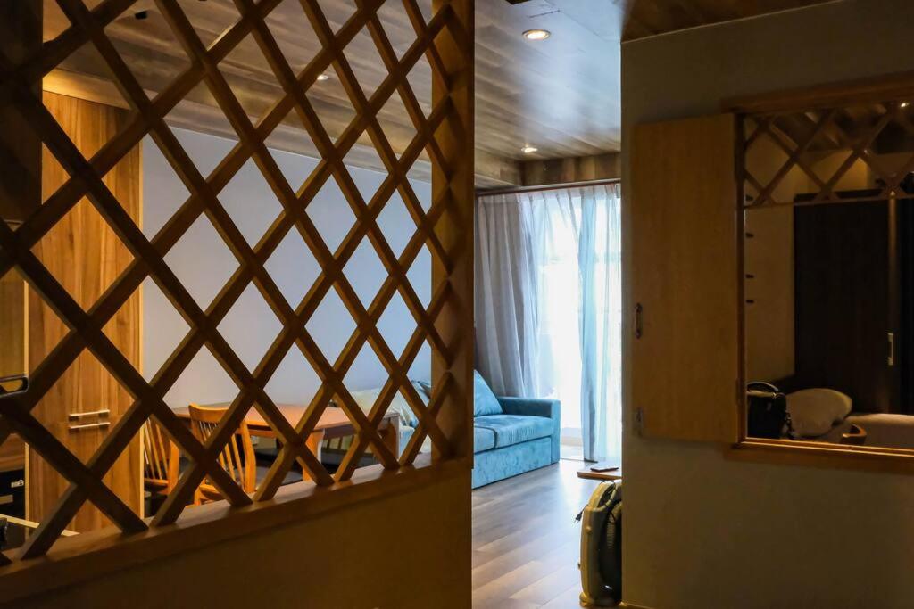 Cozy apartment with Airport runway view - 2BR GYM and POOL