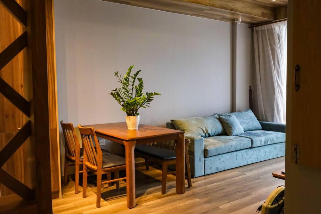 Cozy apartment with Airport runway view - 2BR GYM and POOL