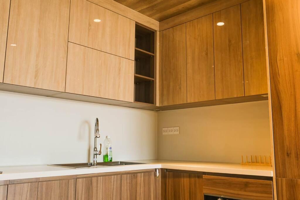 Cozy apartment with Airport runway view - 2BR GYM and POOL