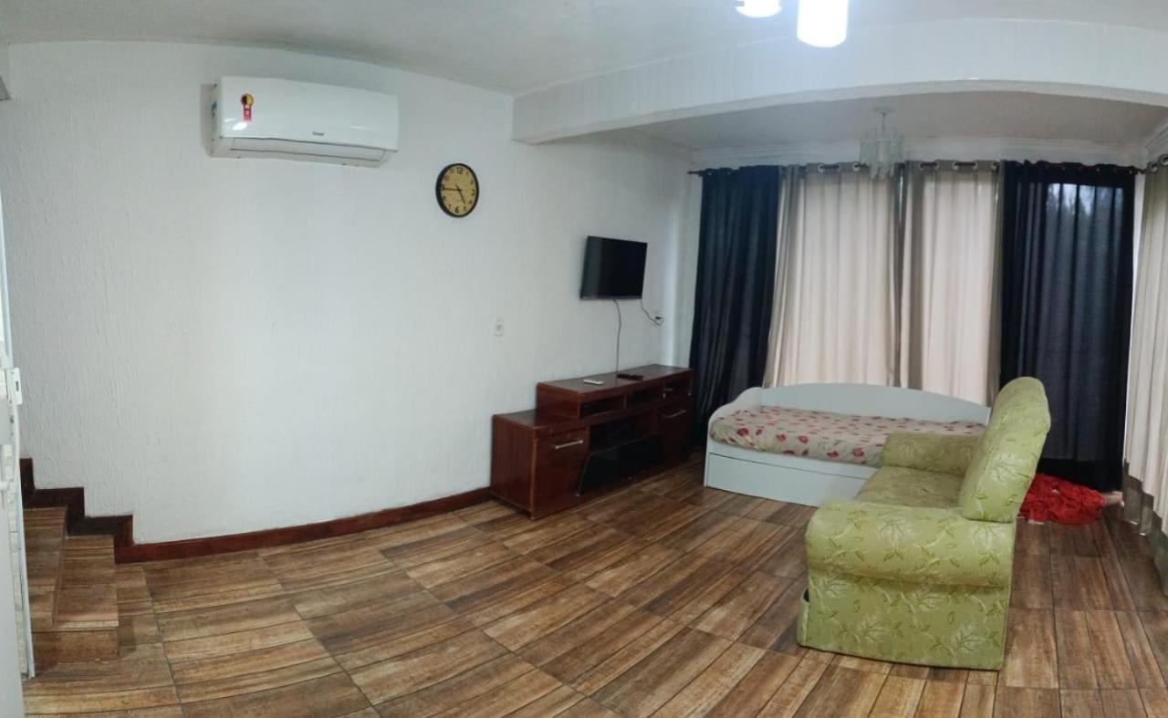 Casa de praia 2 quartos, 2 banheiros, 1 lavabo, sala, cozinha, Estacionamento para dois carros e a 300m da praia