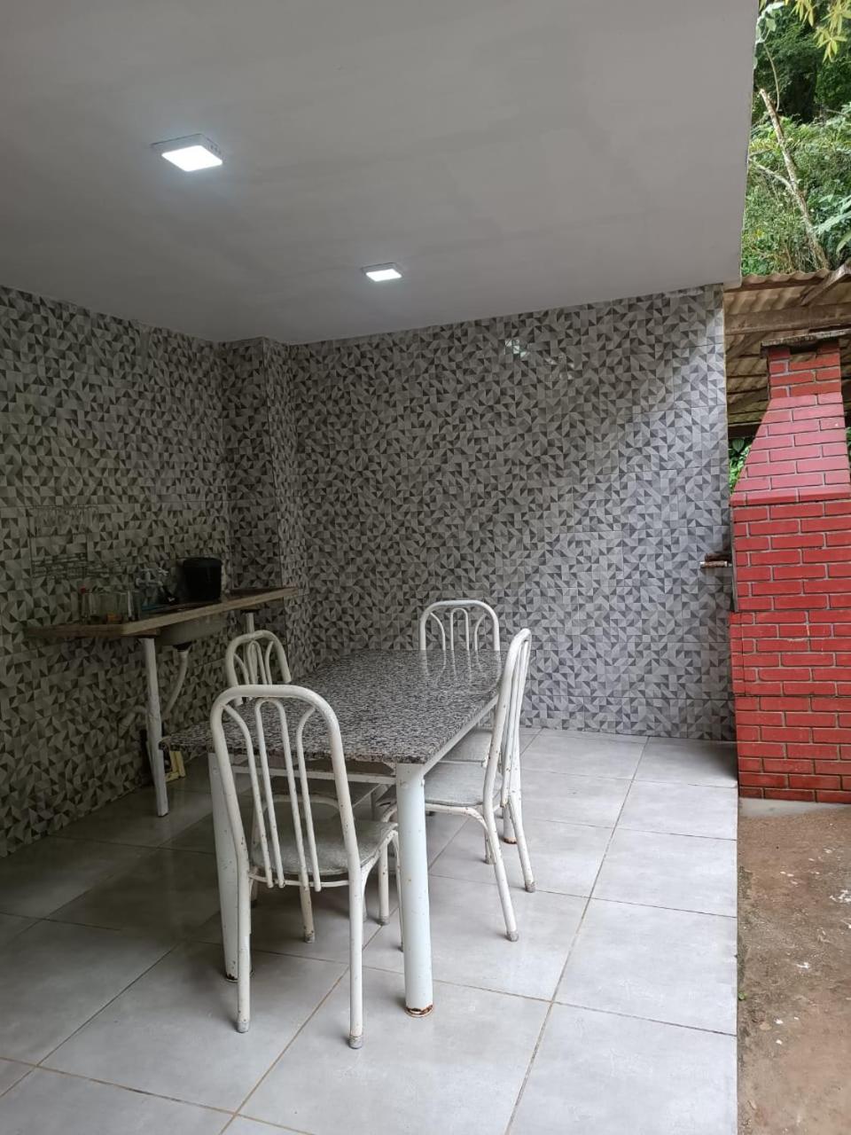 Casa de praia 2 quartos, 2 banheiros, 1 lavabo, sala, cozinha, Estacionamento para dois carros e a 300m da praia