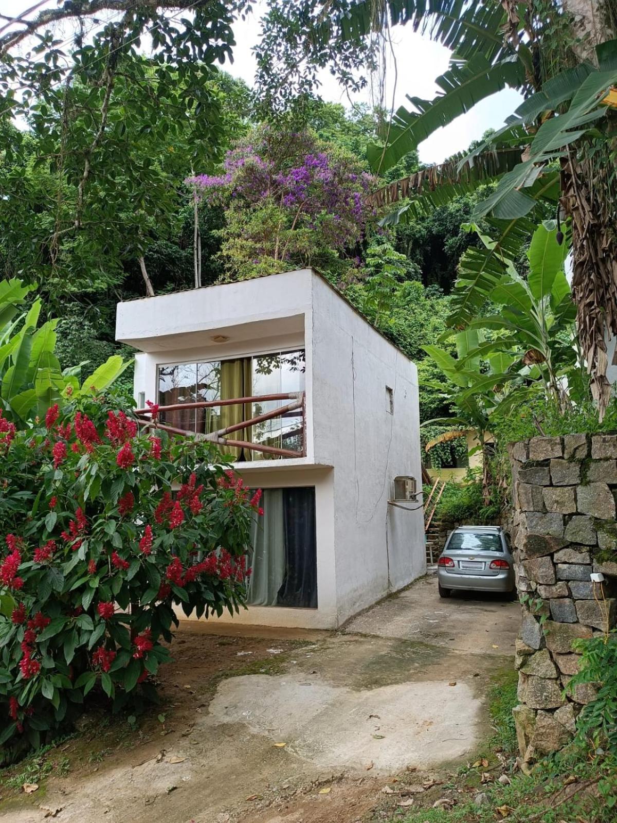 Casa de praia 2 quartos, 2 banheiros, 1 lavabo, sala, cozinha, Estacionamento para dois carros e a 300m da praia
