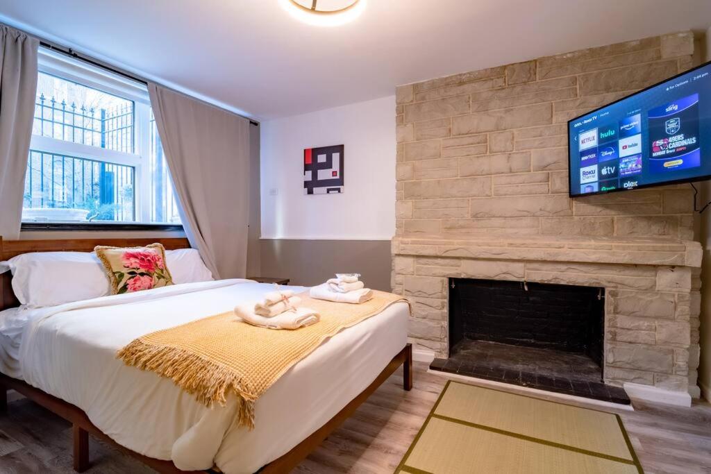 Japanese themed 2bedroom in Gold Coast for up to 4 guests with optional Valet parking view 3