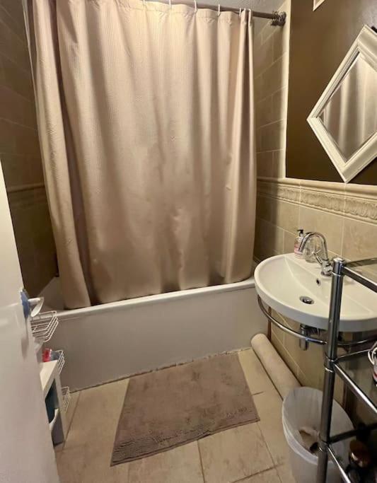 CENTRAL HOVE Large 2 bedroom Private residence with PARKING & BEACH HUT view 2
