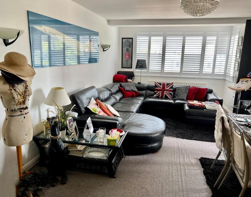 CENTRAL HOVE Large 2 bedroom Private residence with PARKING & BEACH HUT view 5