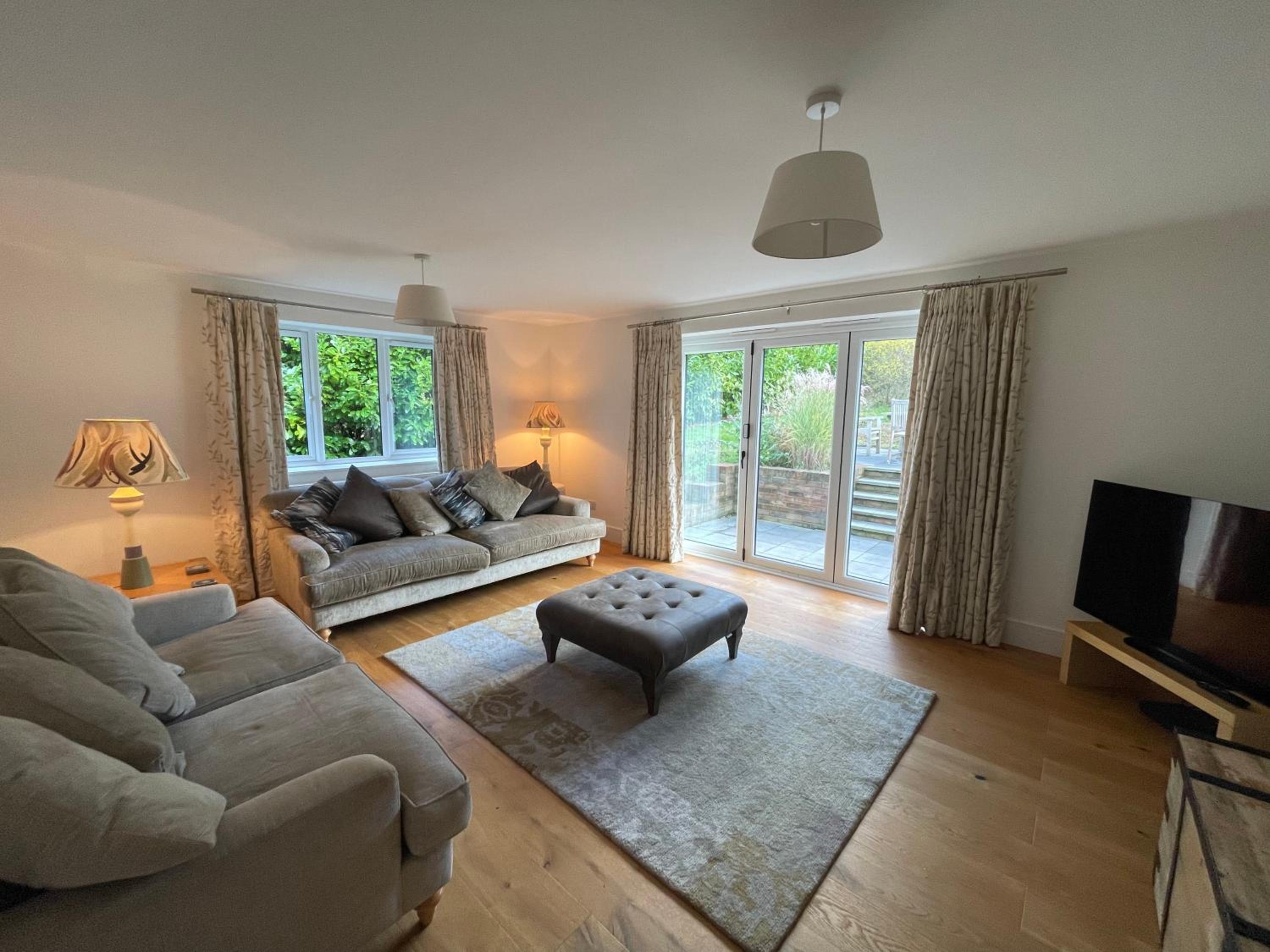 Stunning Country Views - 3 minutes walk to Beach view 4