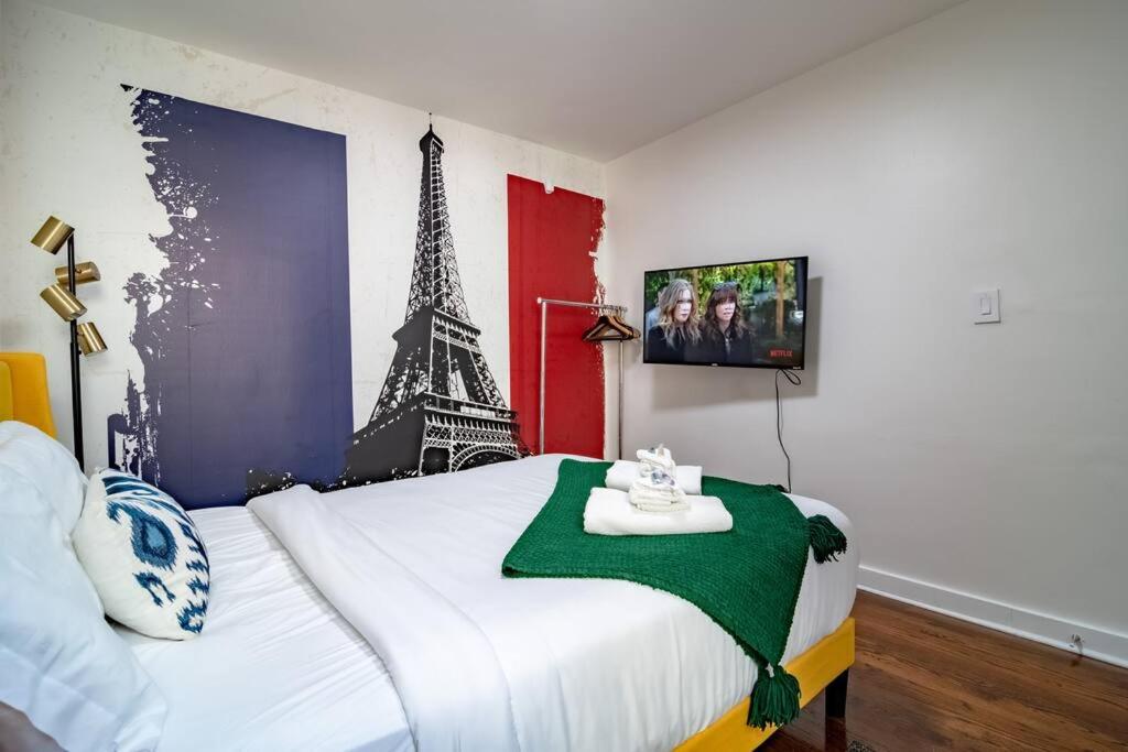 French design Luxurious Downtown 3br/2ba that sleeps 8 guests with Optional Valet Parking photo 3