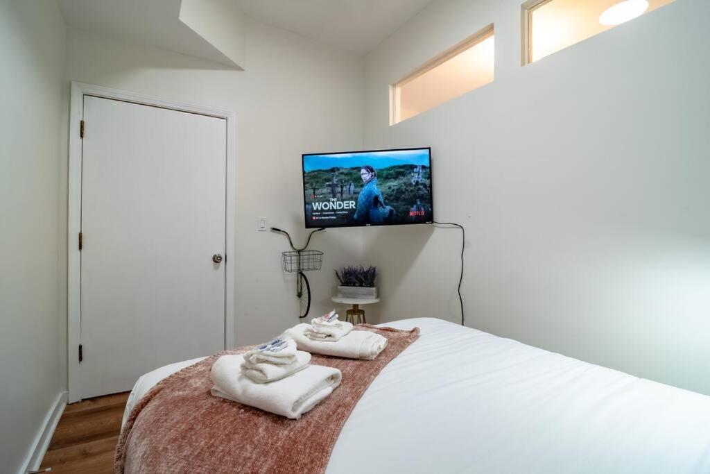 French design Luxurious Downtown 3br/2ba that sleeps 8 guests with Optional Valet Parking photo 4
