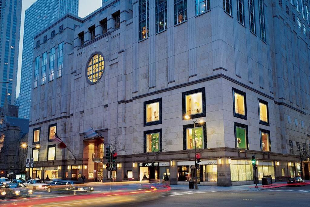 French design Luxurious Downtown 3br/2ba that sleeps 8 guests with Optional Valet Parking — Chicago