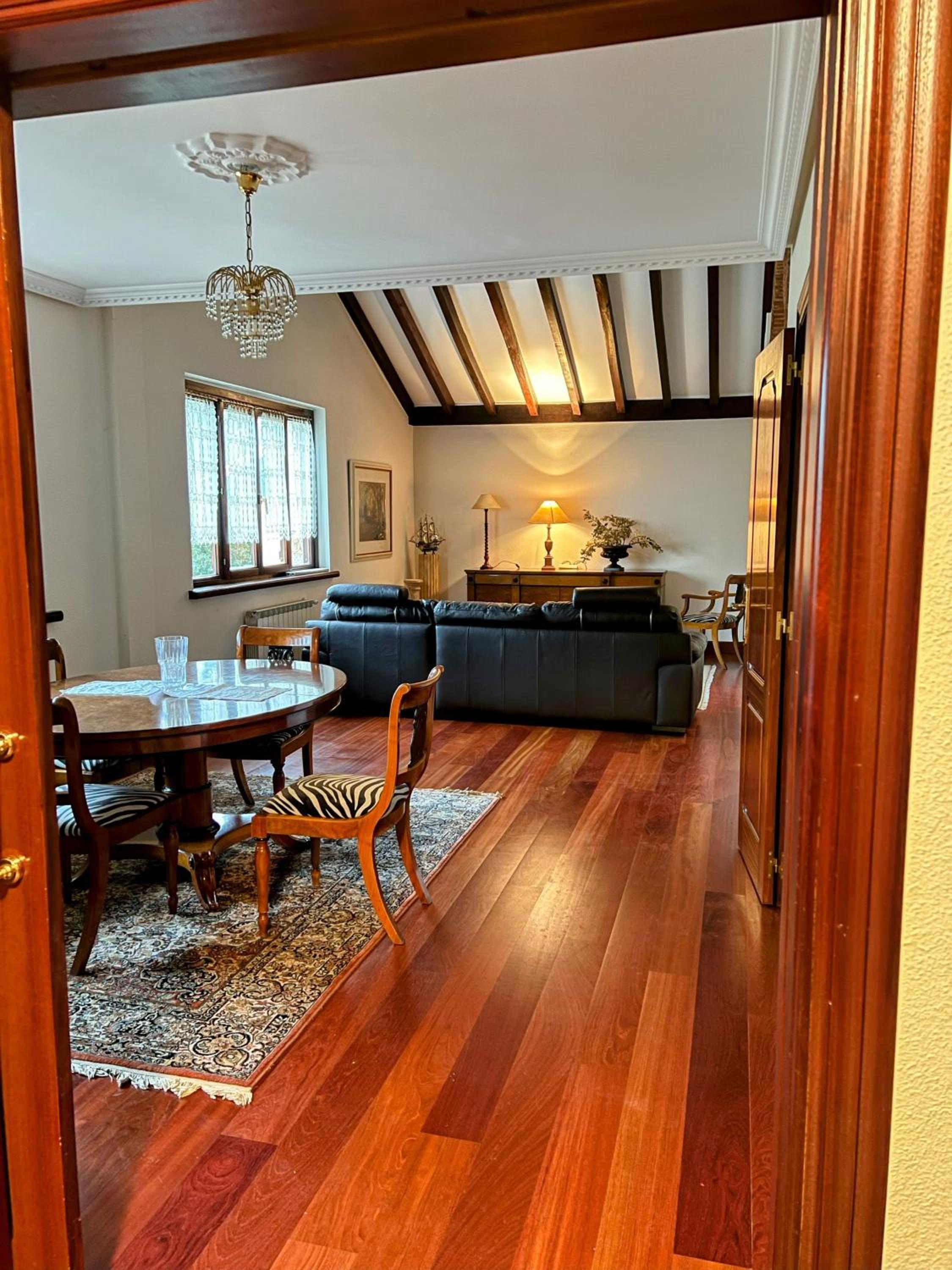 Chalet con piscina climatizada.