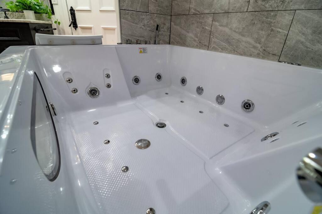 4Bedroom Gold Coast Duplex with Jacuzzi in the Bedroom and Optional Valet Parking view 3