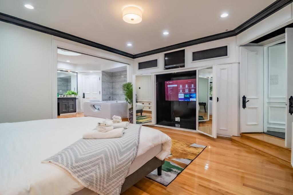 4Bedroom Gold Coast Duplex with Jacuzzi in the Bedroom and Optional Valet Parking view 4