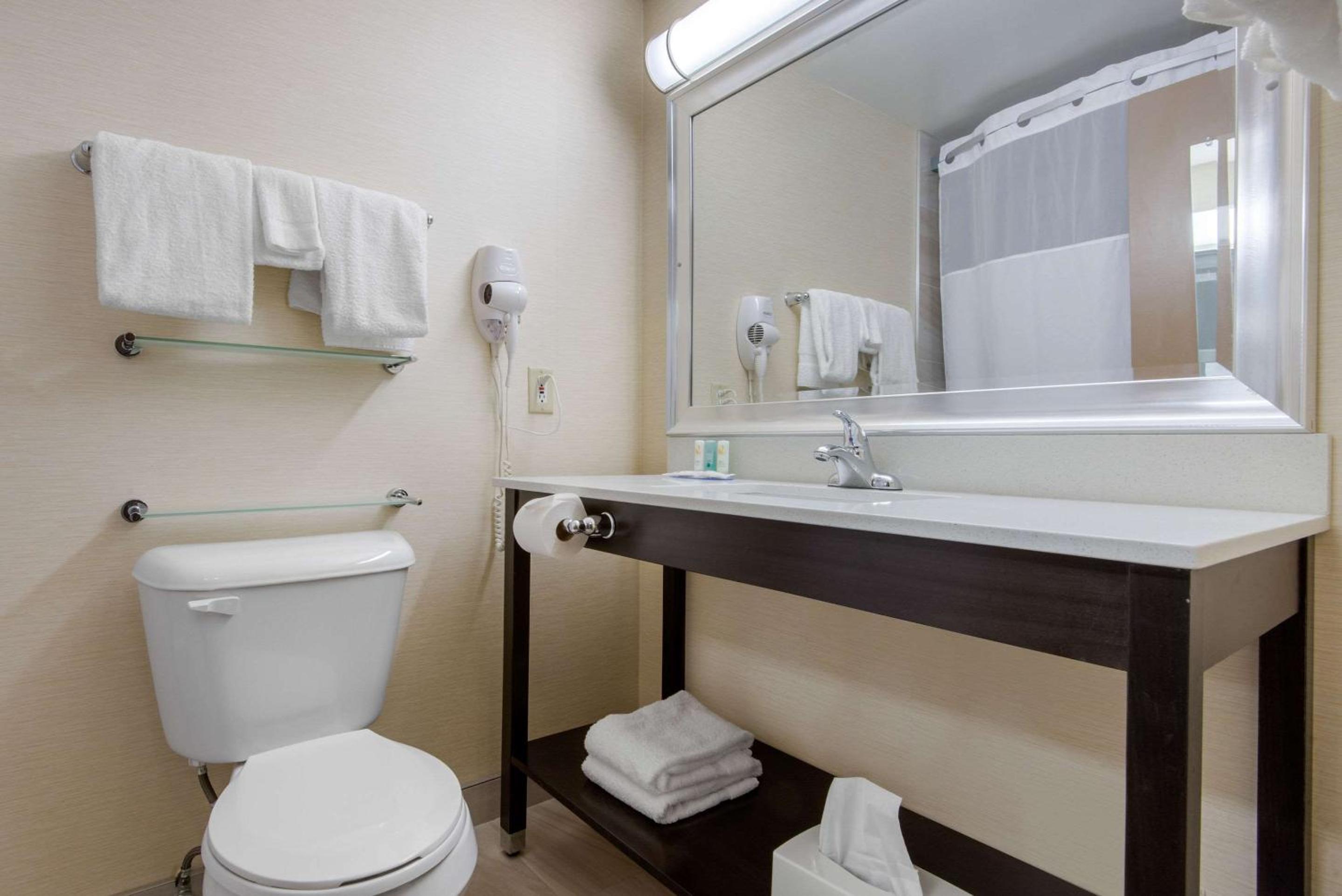 Sudbury Vacations - Quality Inn  Conference Centre Downtown Sudbury - Property Image 8