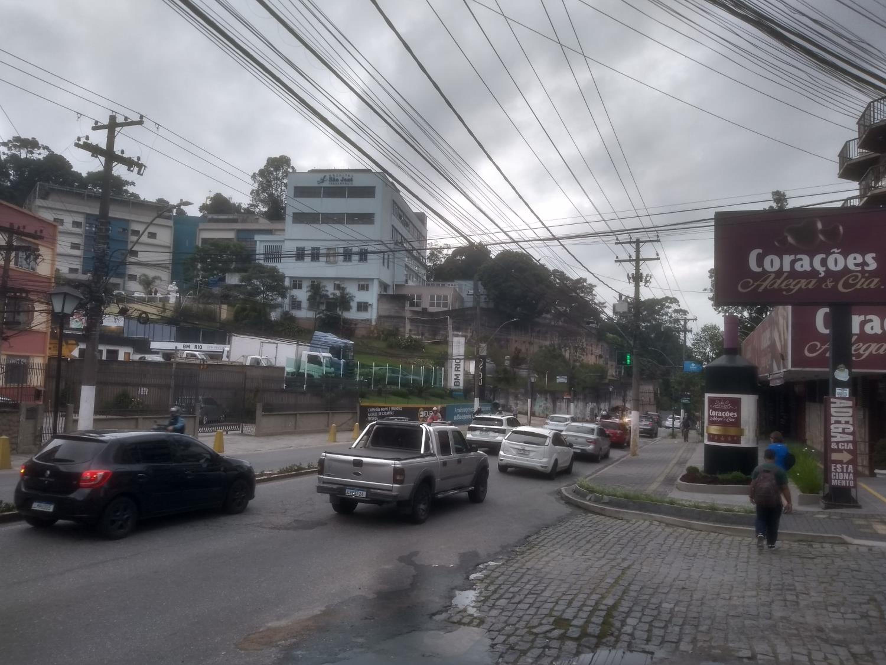Apartamento próximo a avenida, localizado no 3 pavimento em prédio sem elevador