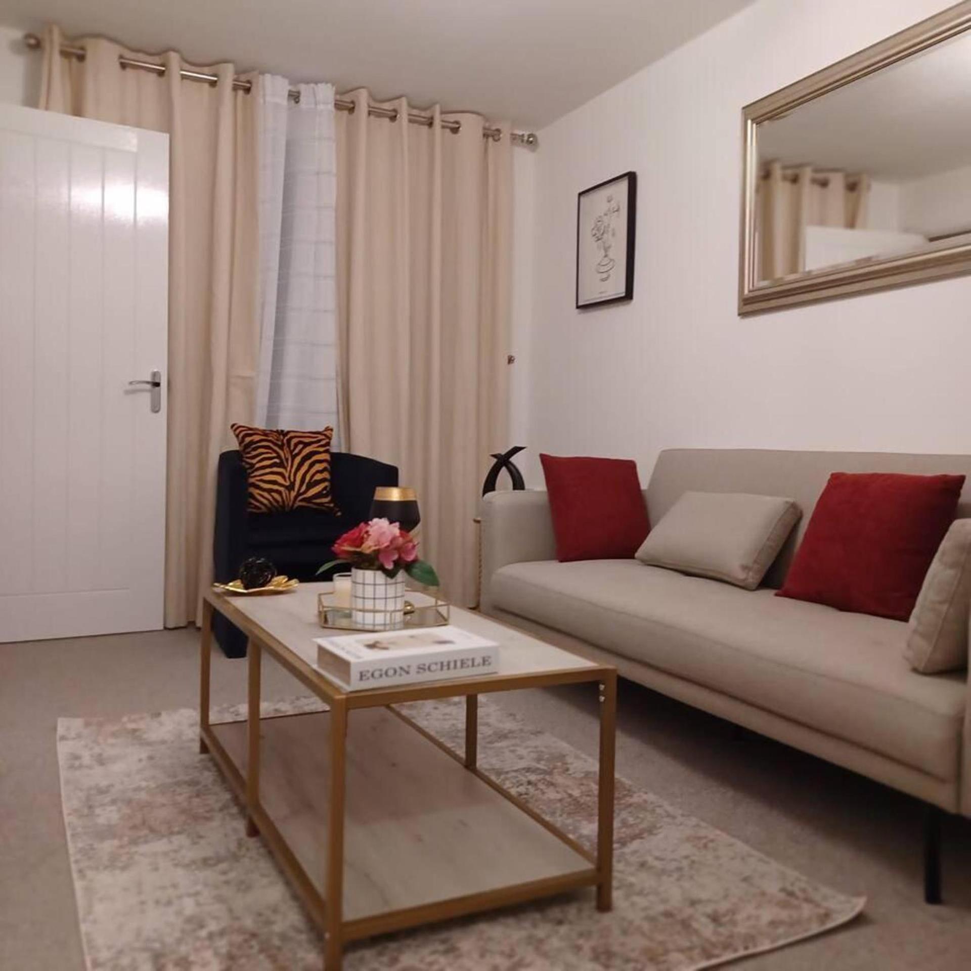 2 Bed House Sleeps 4 - Private Garden Parking