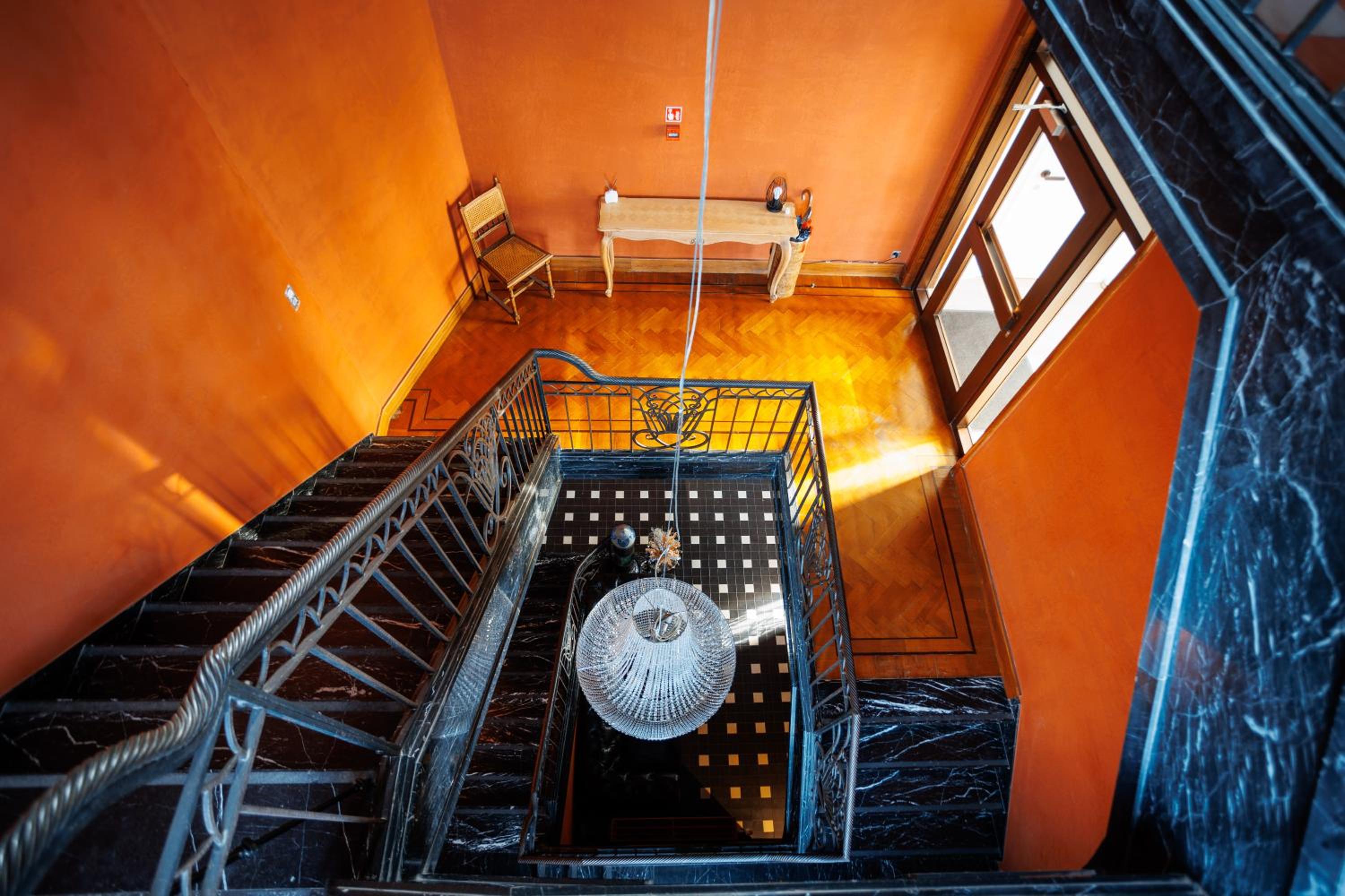 2-Bedroom Apt Above Venti Restaurant Near Xpo