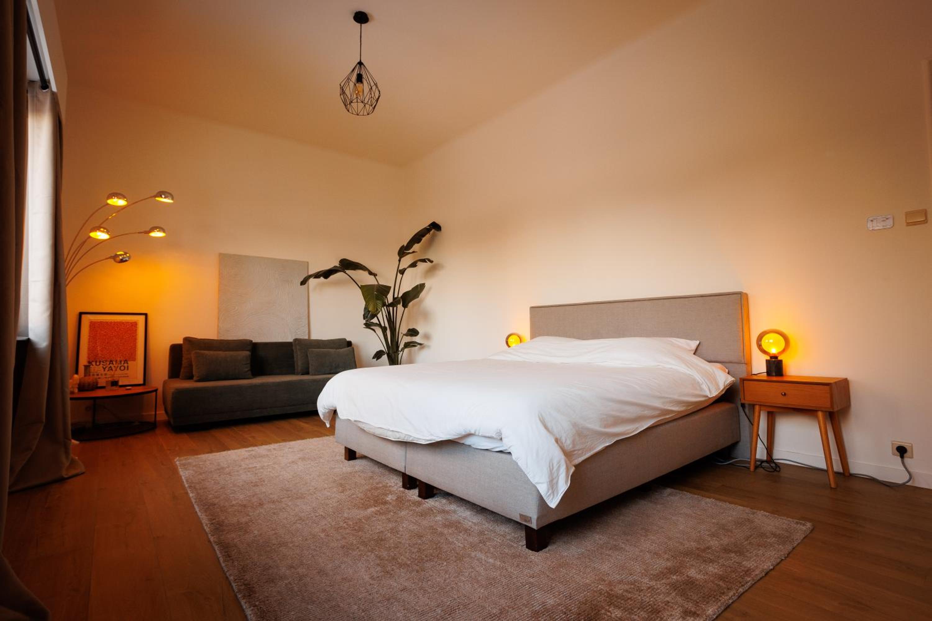 2-Bedroom Apt Above Venti Restaurant Near Xpo