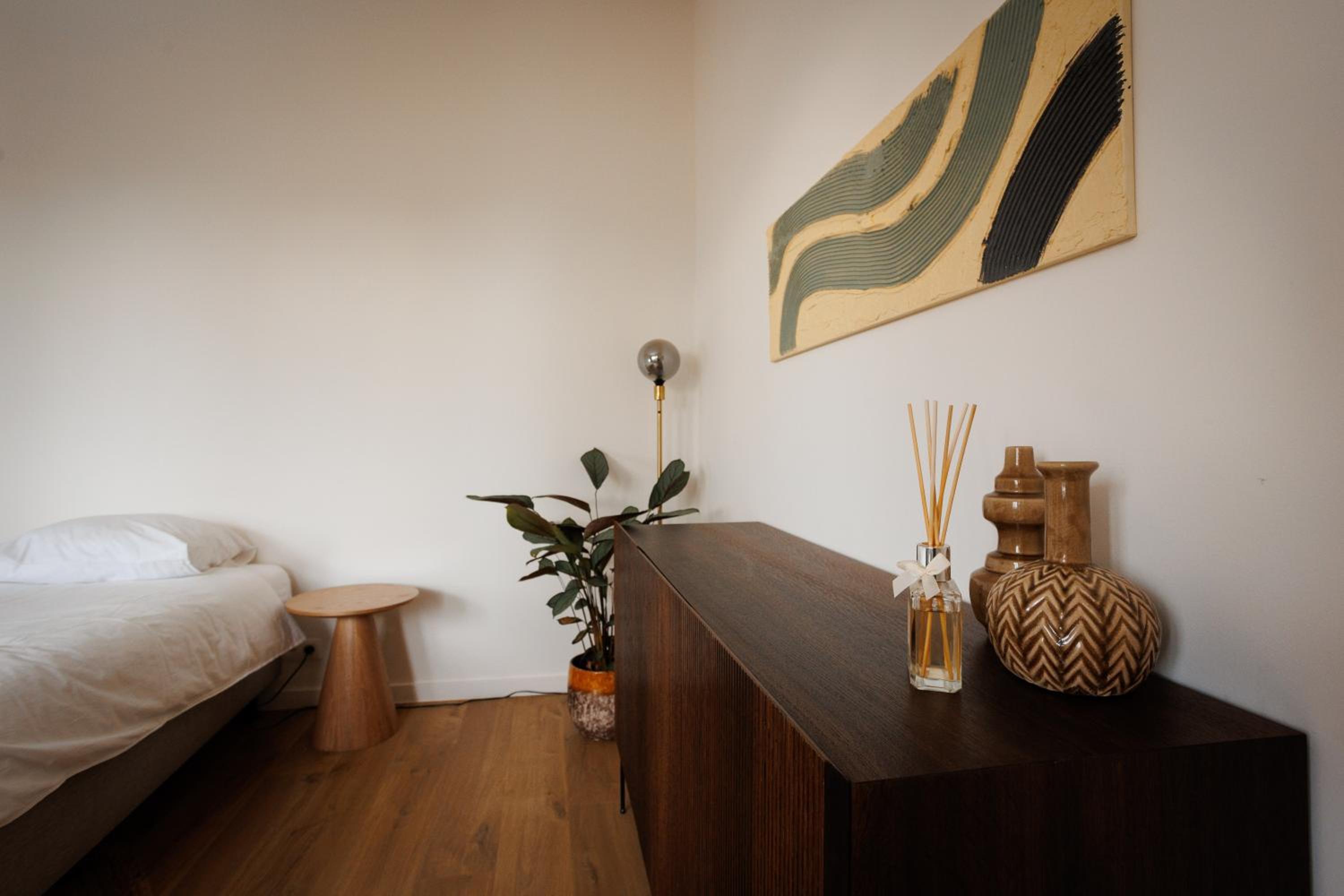 2-Bedroom Apt Above Venti Restaurant Near Xpo
