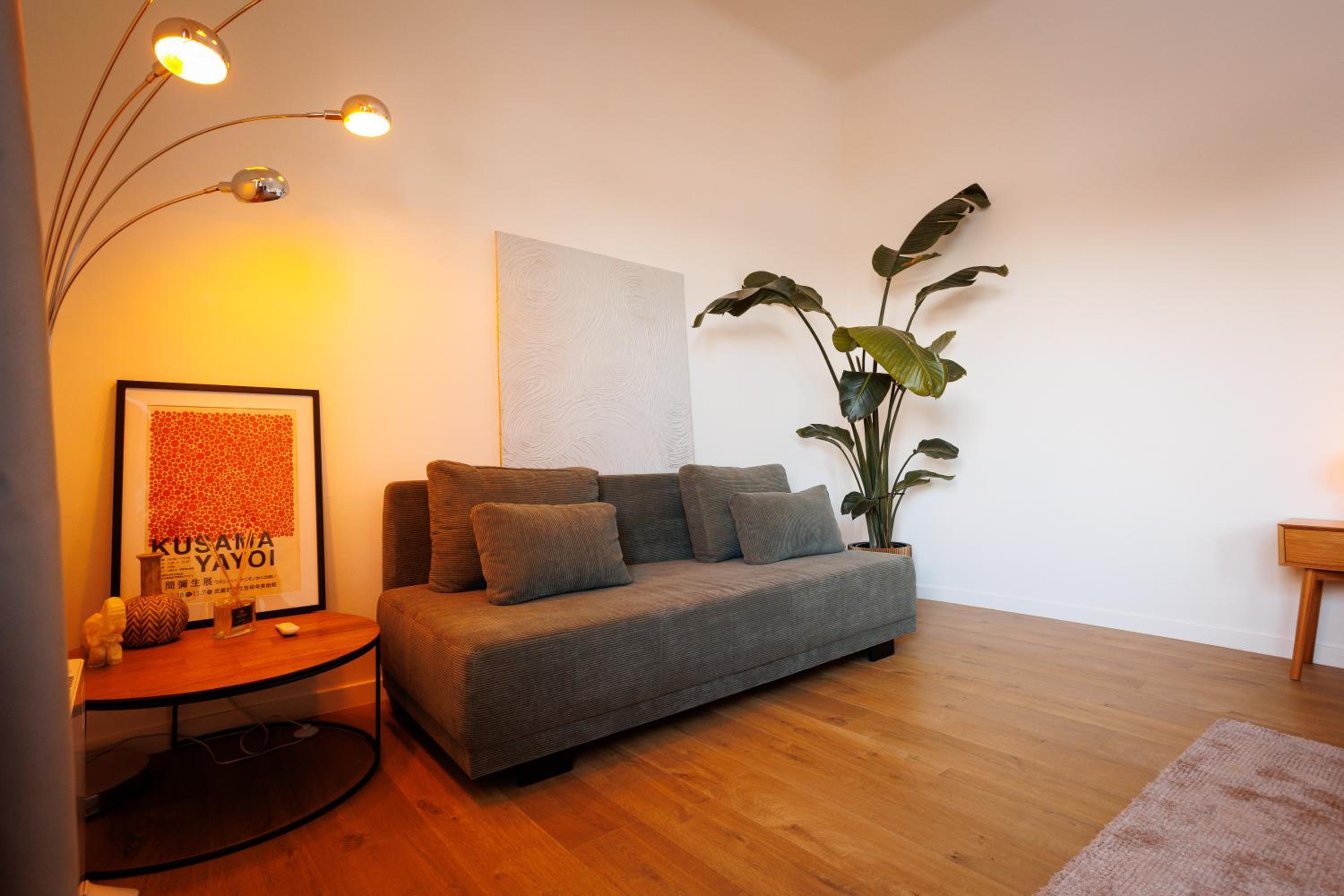 2-Bedroom Apt Above Venti Restaurant Near Xpo