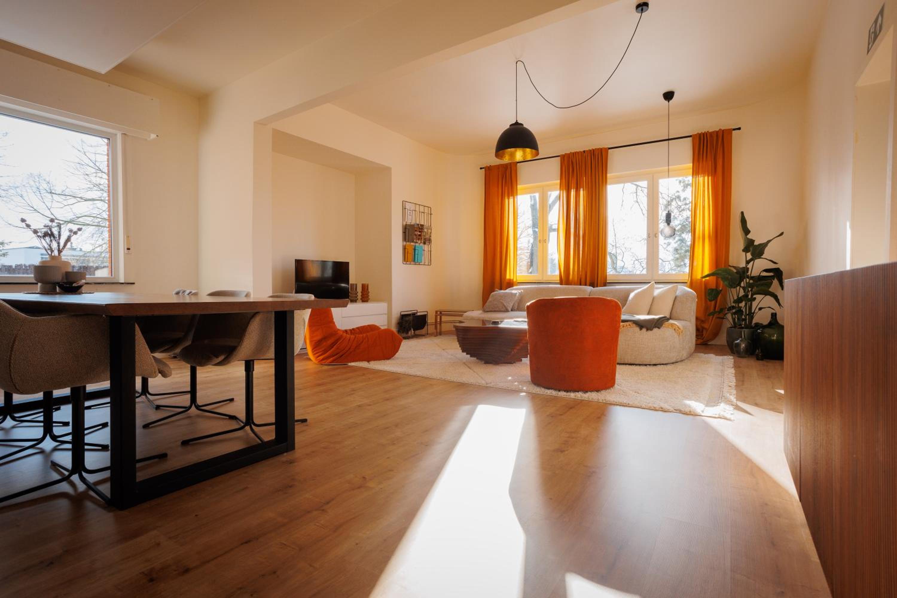 2-Bedroom Apt Above Venti Restaurant Near Xpo