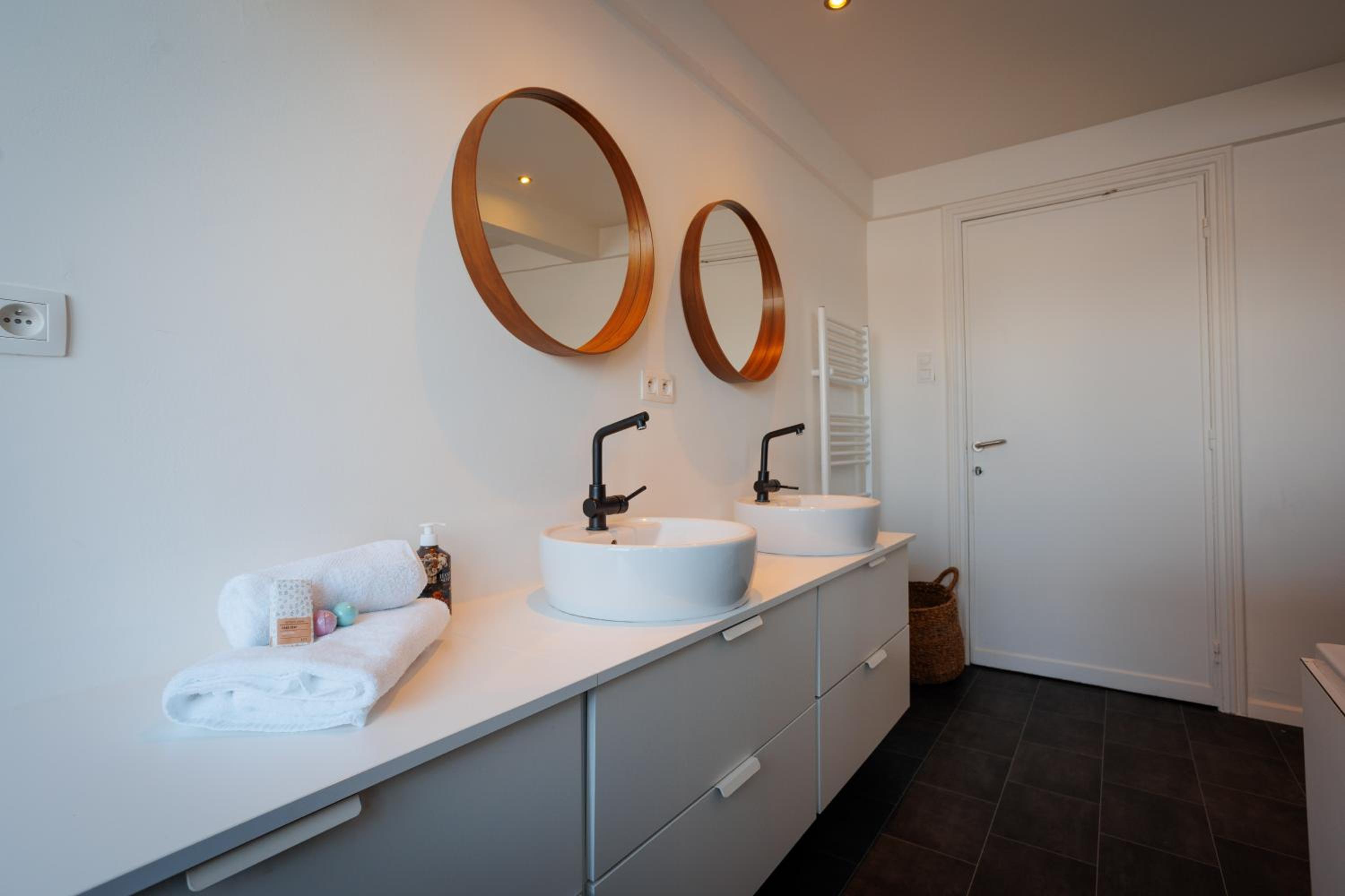 2-Bedroom Apt Above Venti Restaurant Near Xpo