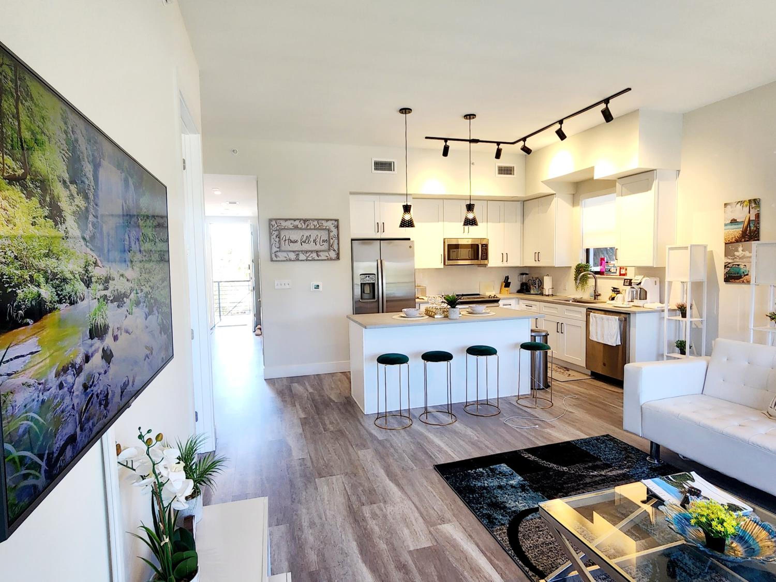 Lux place and cozy 3Beds 2Rooms enjoy life in WPB Gym, EV Station Nearby the downtown and beaches view 3