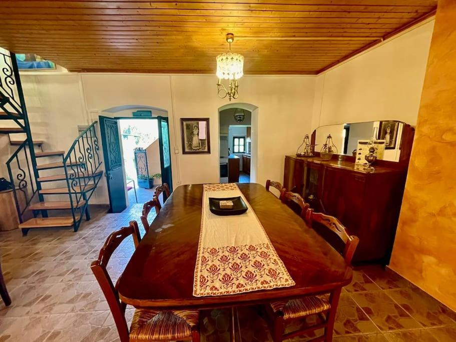 Kansoneta-Traditional Mansion in Gastouri Village