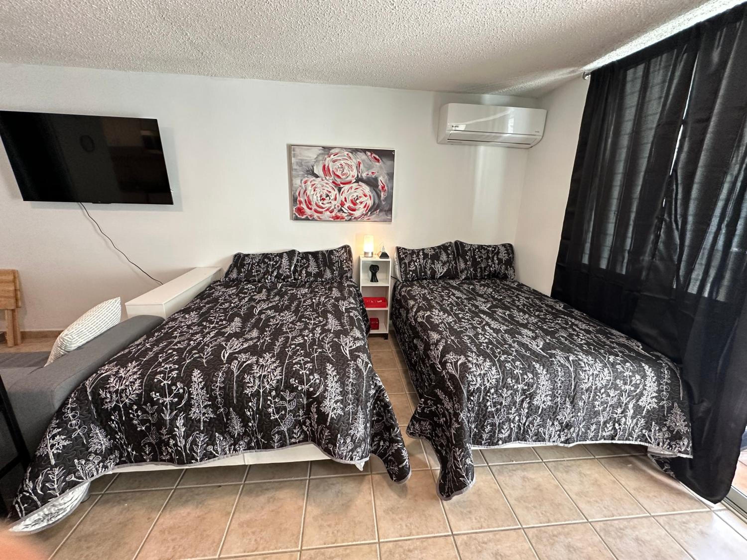 Beachfront Studio Apt w/ Full Kitchen & Pool view 2