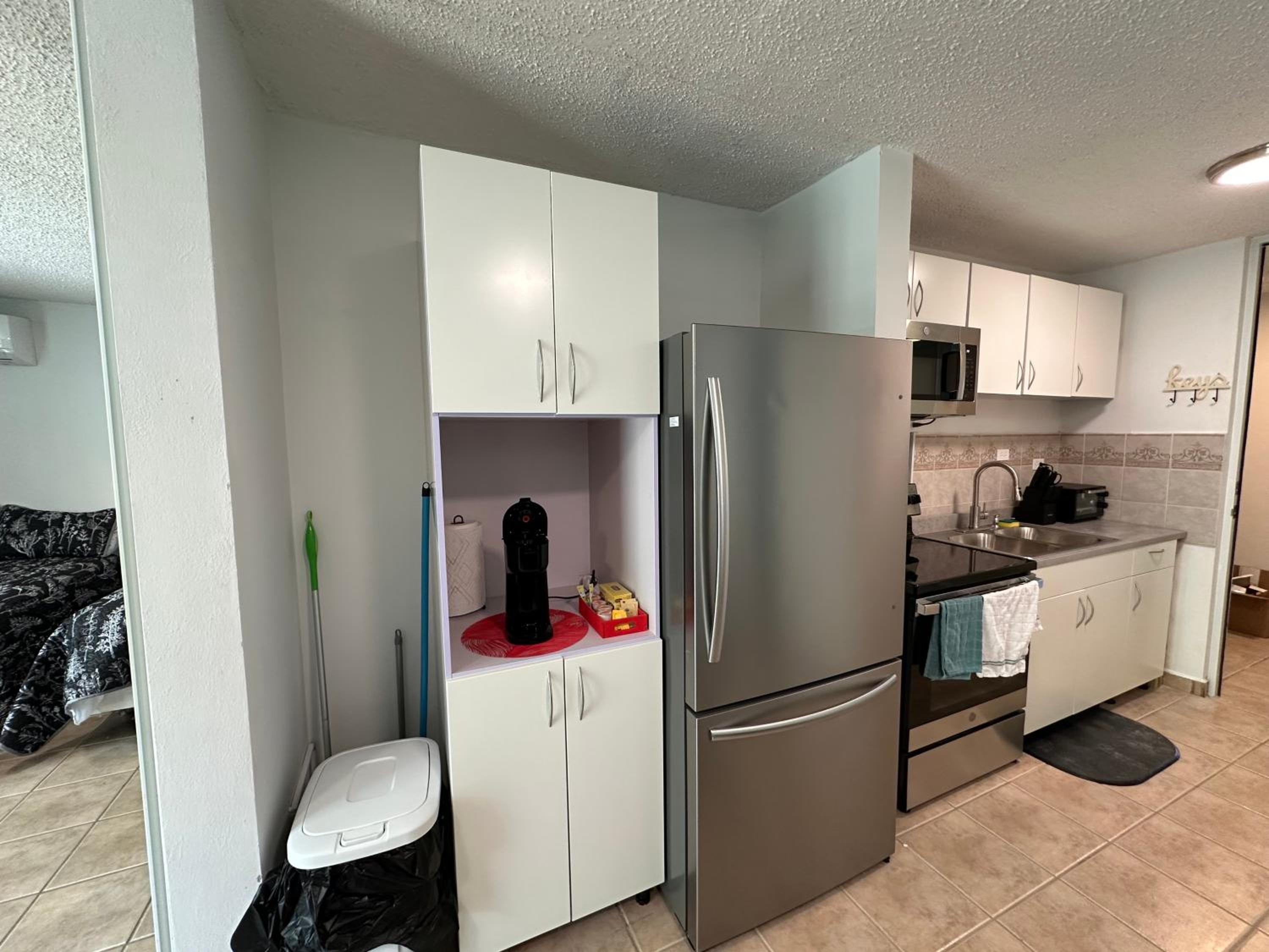 Beachfront Studio Apt w/ Full Kitchen & Pool view 3