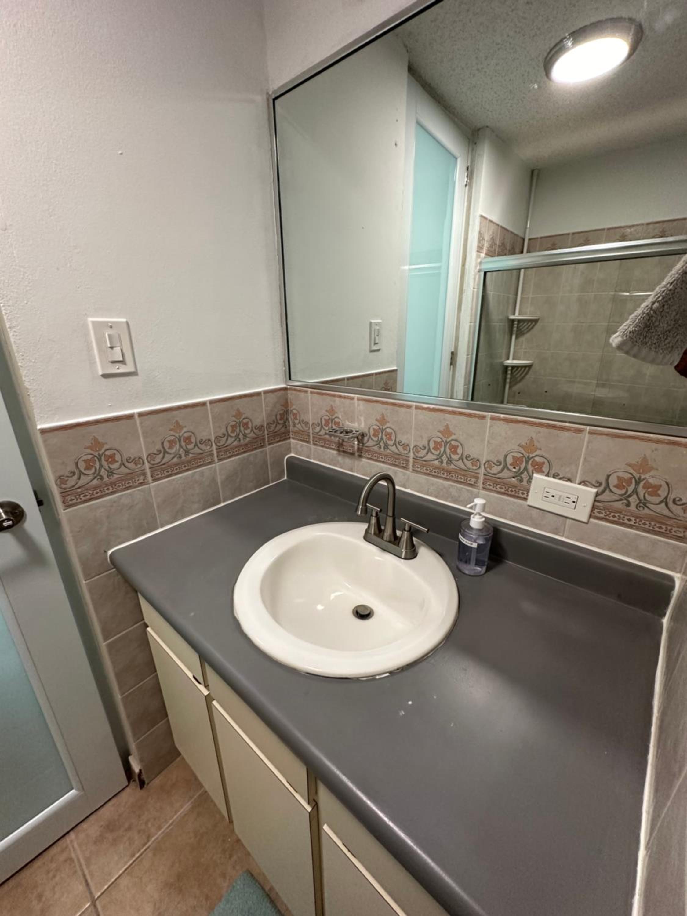 Beachfront Studio Apt w/ Full Kitchen & Pool view 4