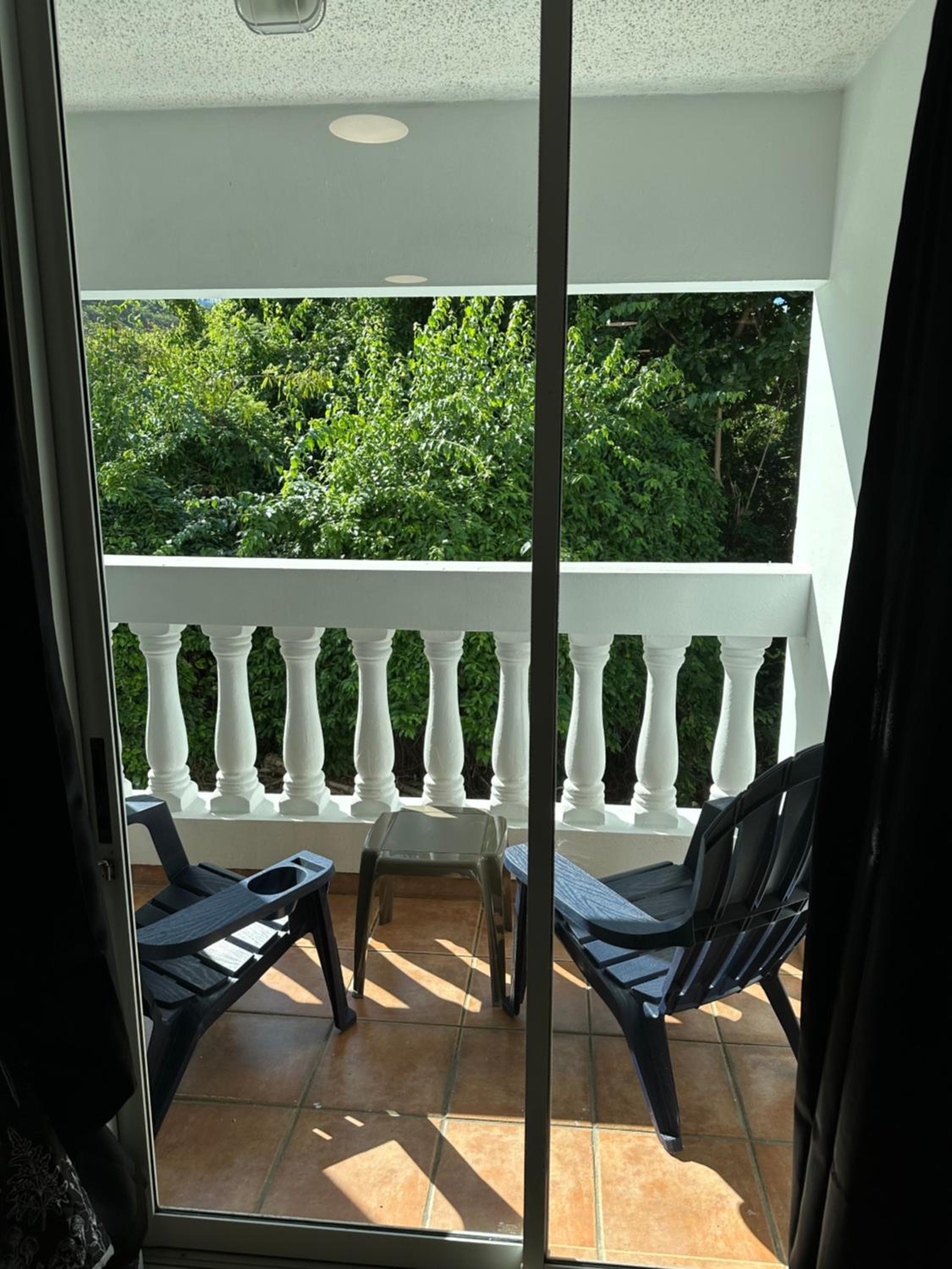 Beachfront Studio Apt w/ Full Kitchen & Pool view 5