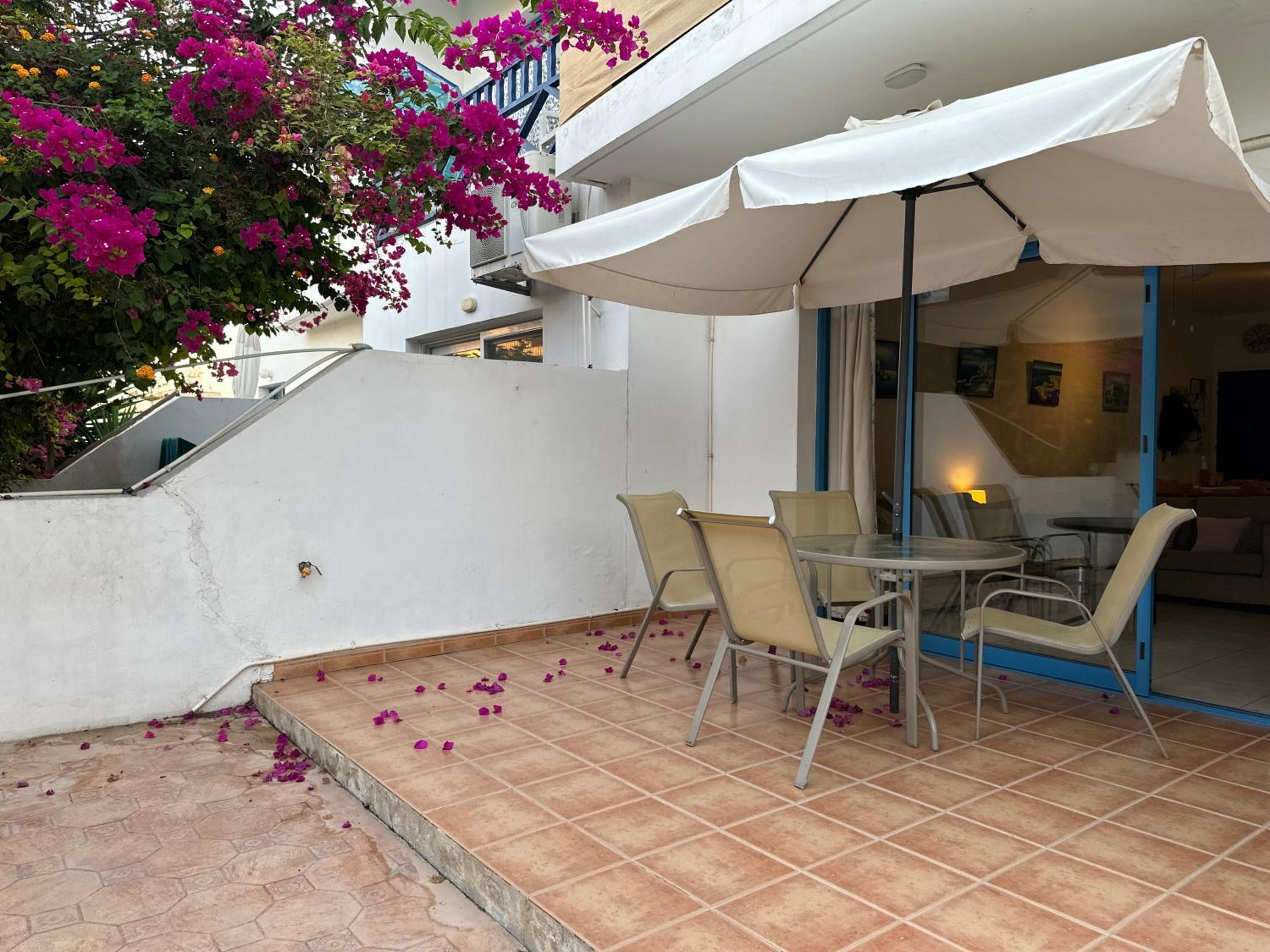 Cozy 2-bd ap near the sea!