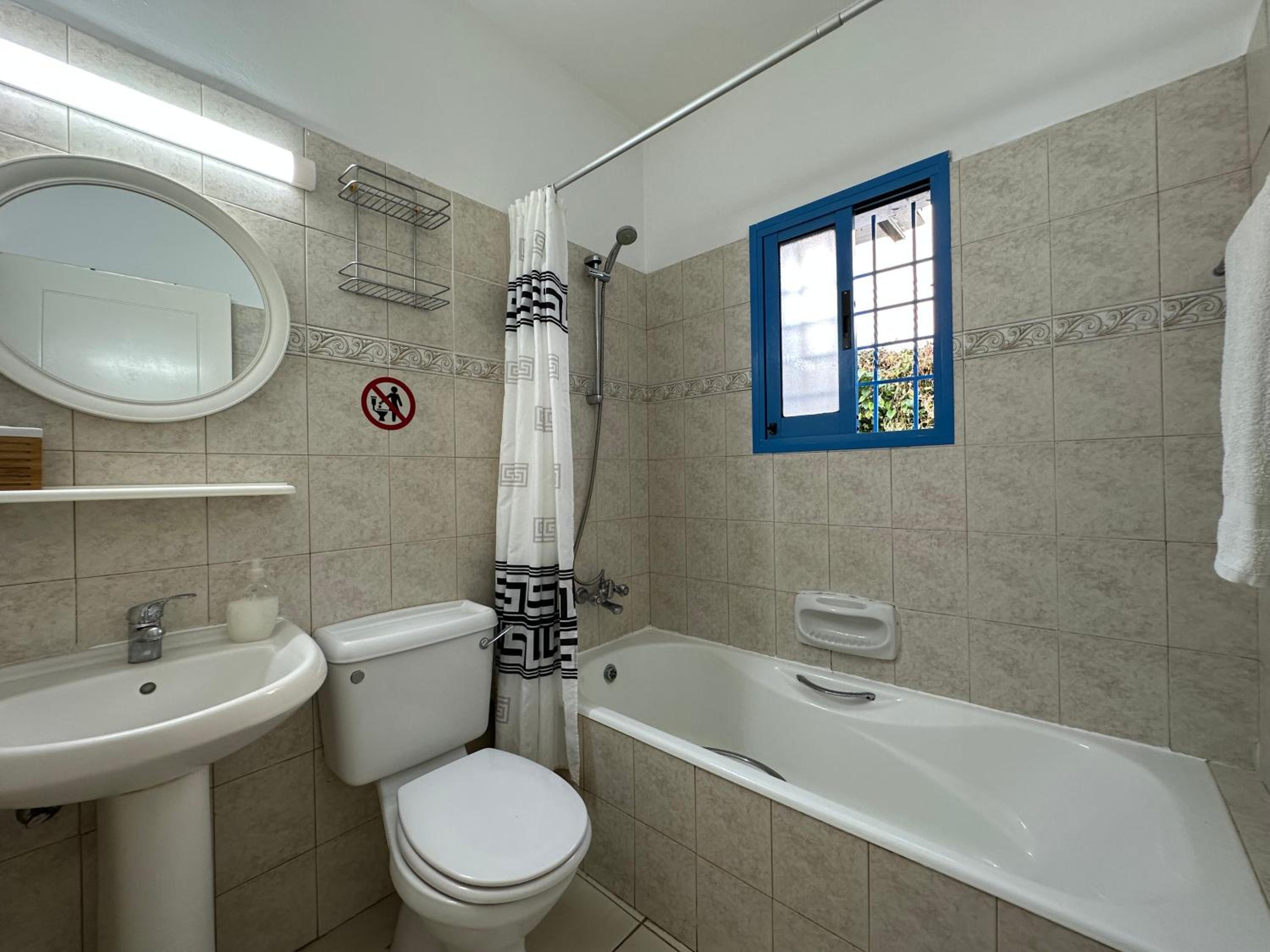 Cozy 2-bd ap near the sea!