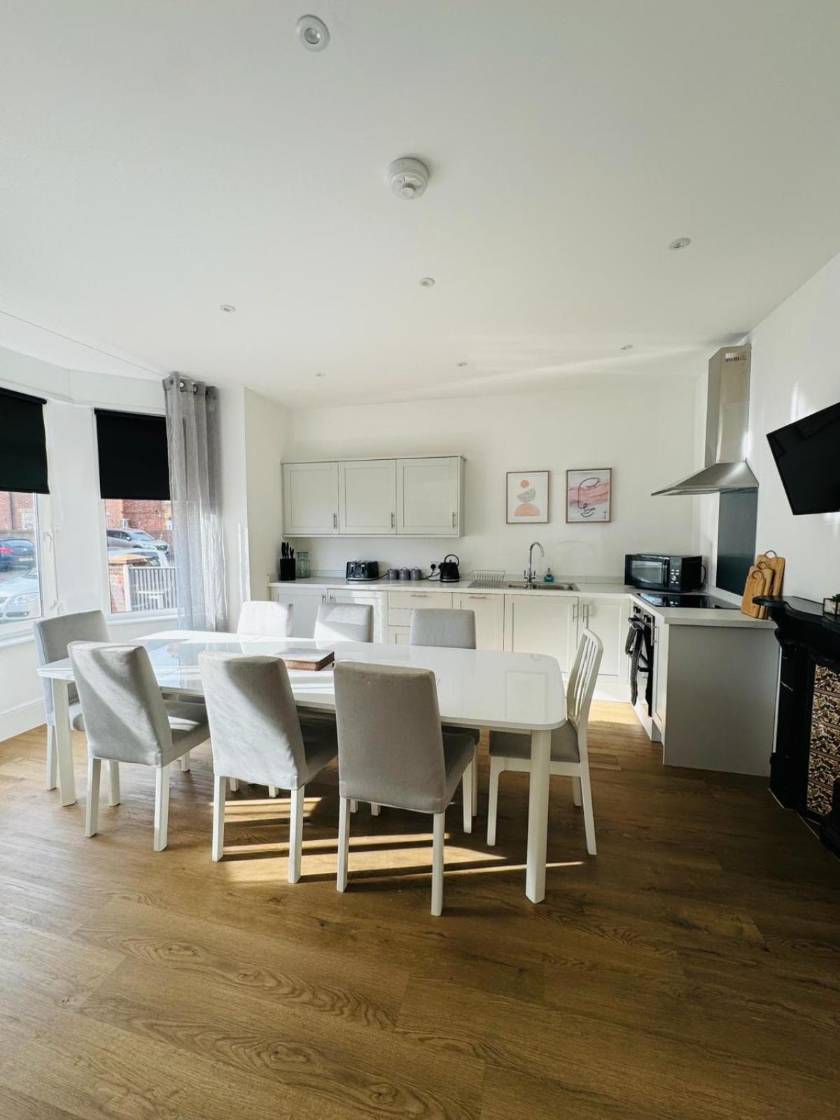 Pearl House - Delightful 3-4 Bedroom Coastal Getaway view 5