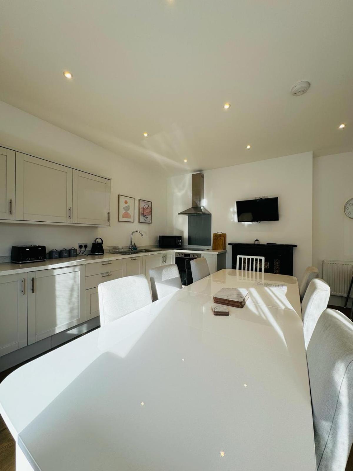 Pearl House - Delightful 3-4 Bedroom Coastal Getaway view 4