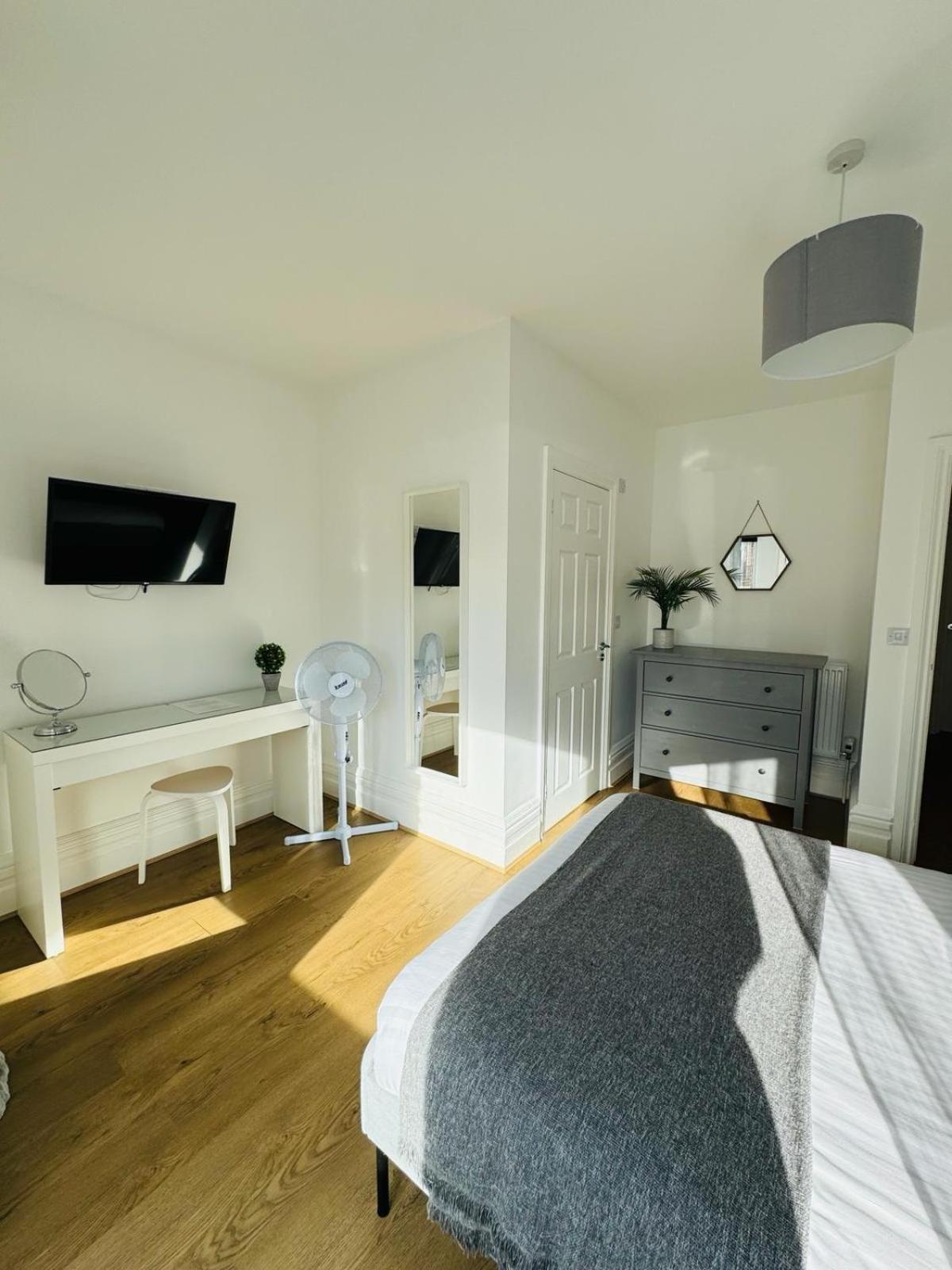 Pearl House - Delightful 3-4 Bedroom Coastal Getaway view 3