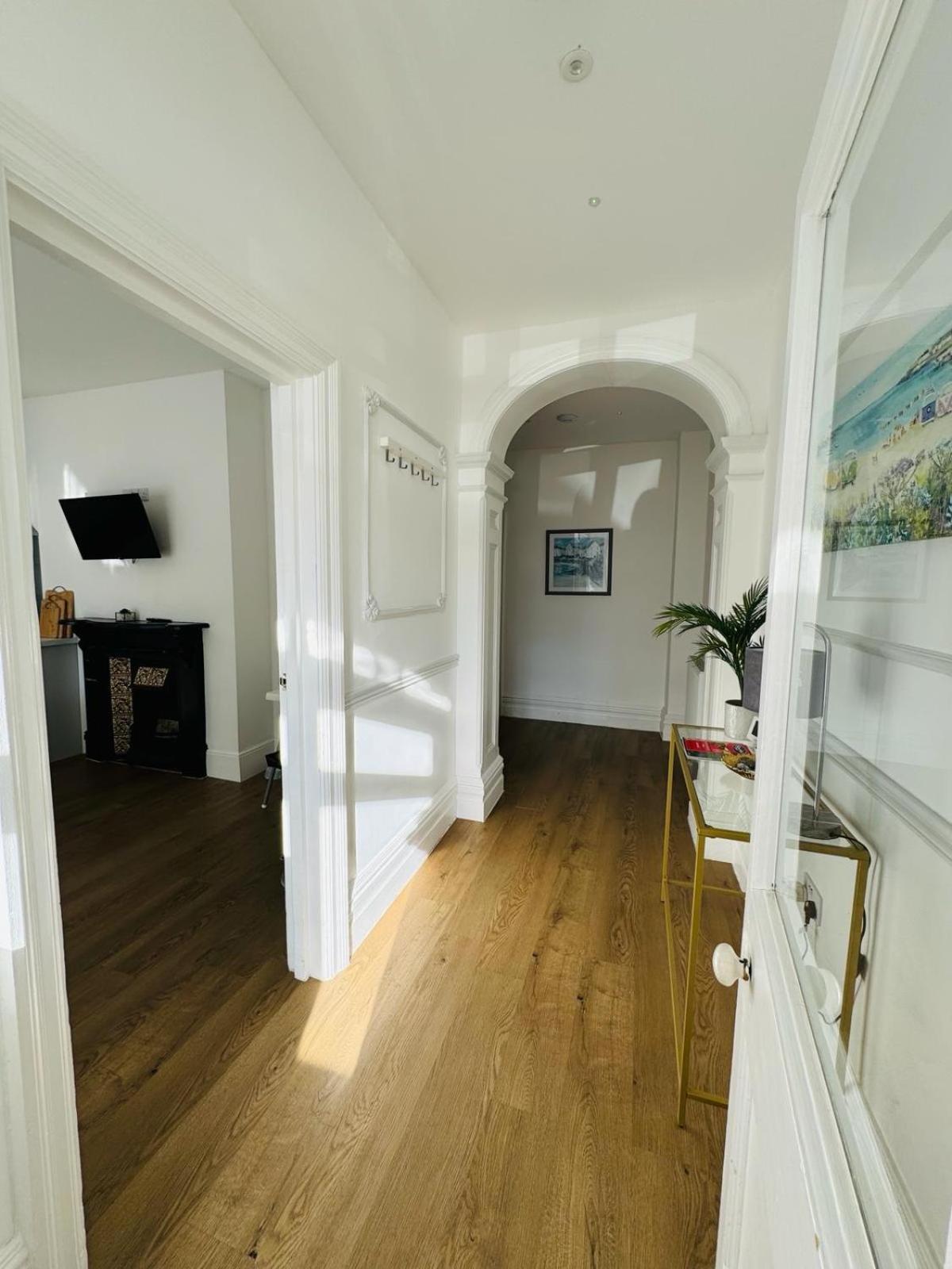 Pearl House - Delightful 3-4 Bedroom Coastal Getaway view 2