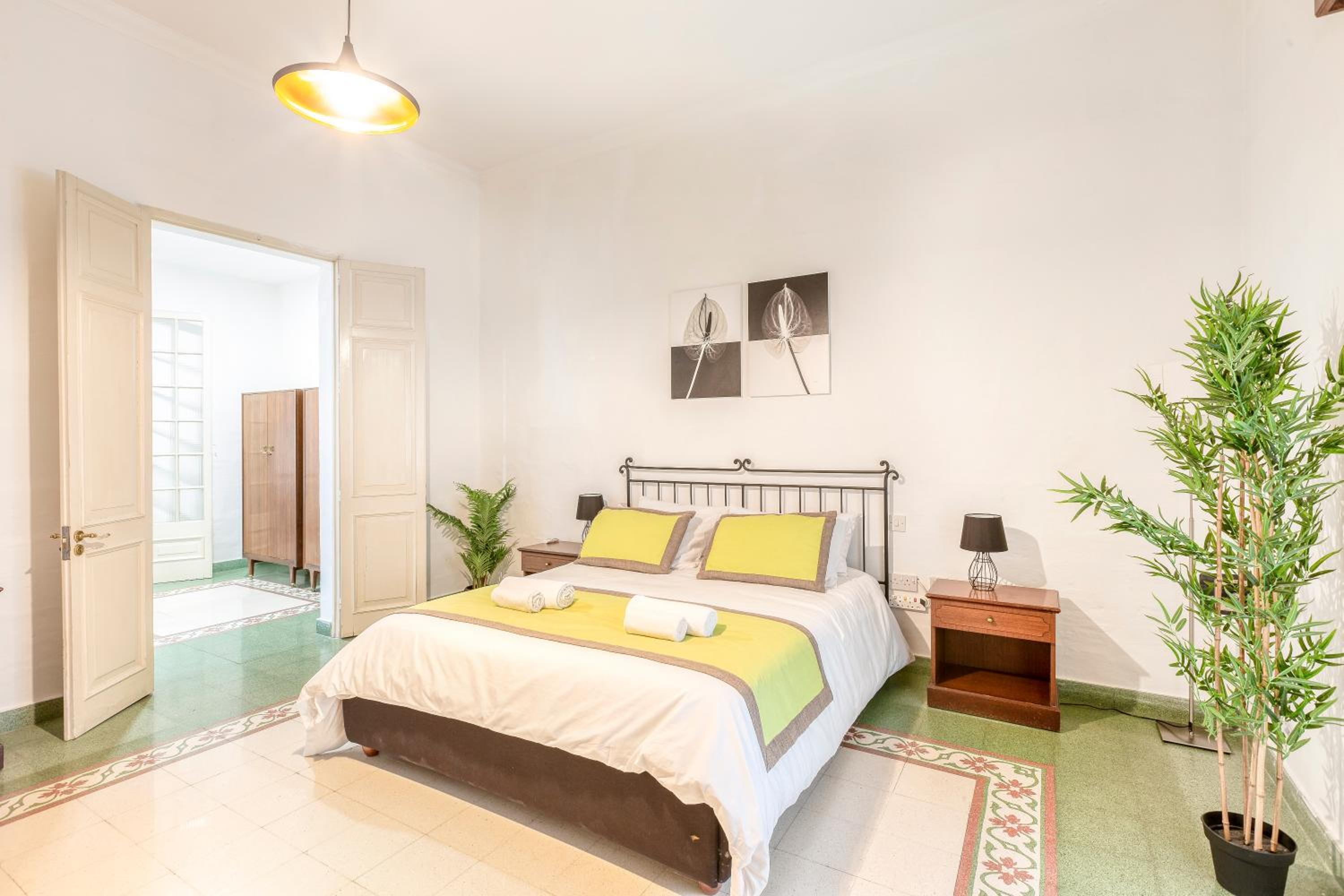 Enormous luxury 3-storey townhouse, rooftop EGAS1-1 view 5