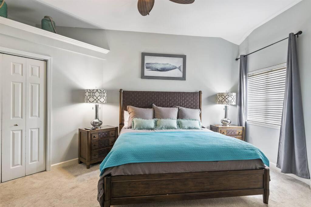4 Br - 3 Ba Townhouse Walkable to Pool view 3