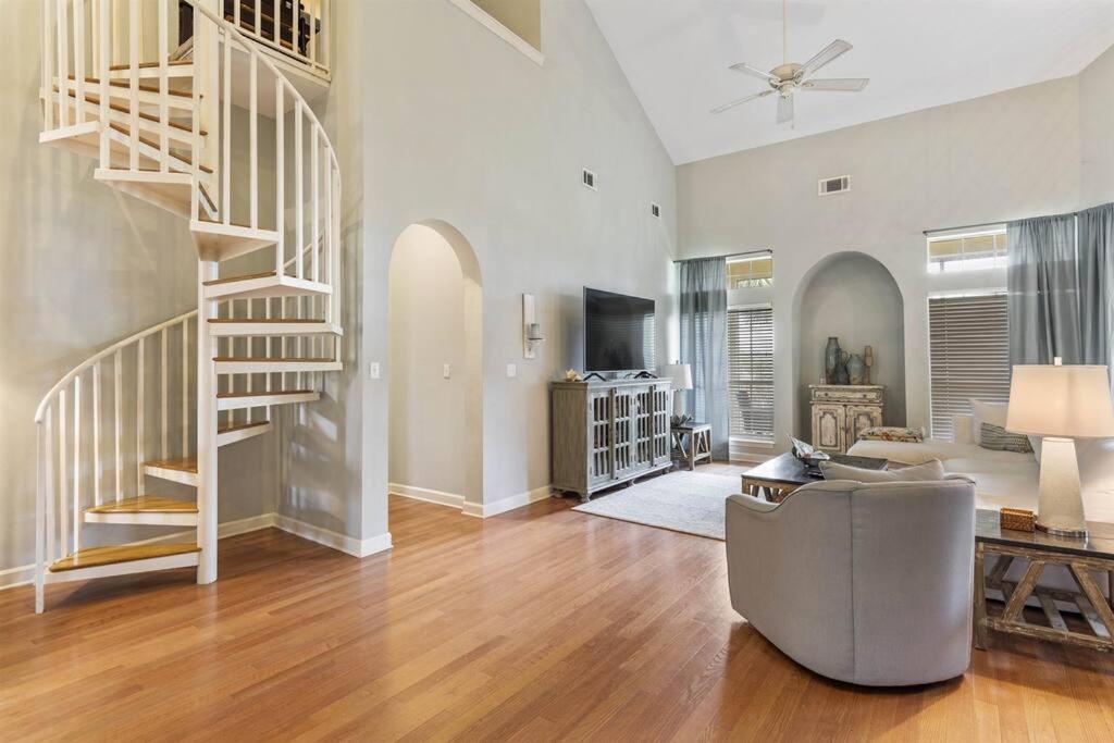 4 Br - 3 Ba Townhouse Walkable to Pool view 4