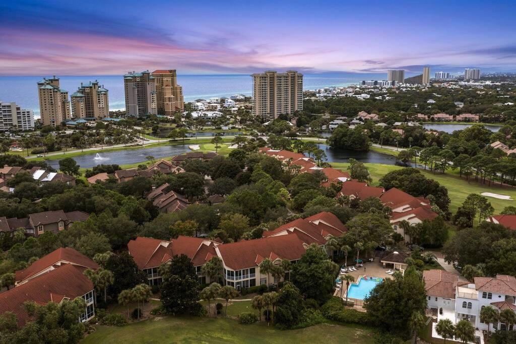 4 Br - 3 Ba Townhouse Walkable to Pool view 5
