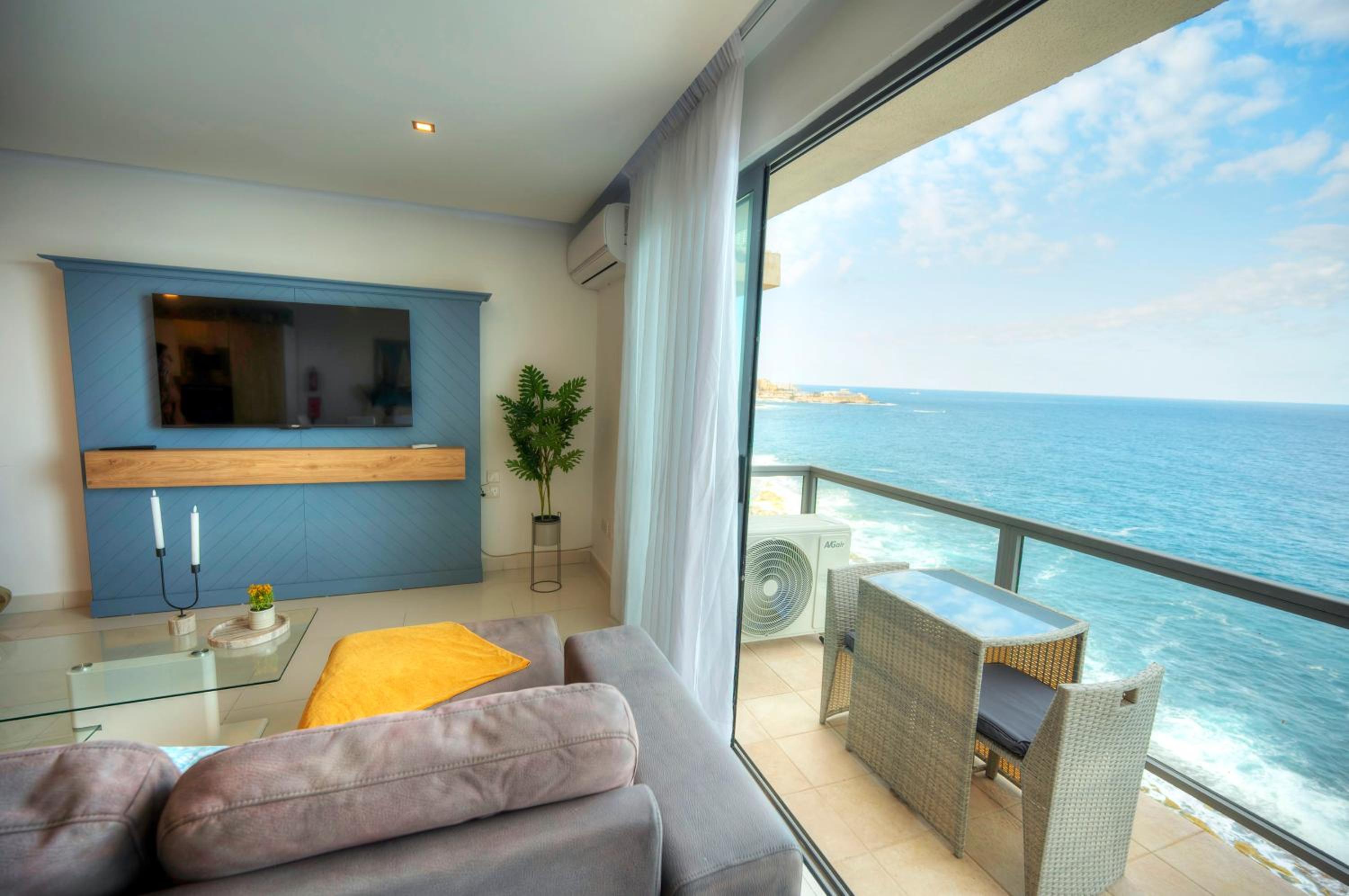 Modern, large 3bedroom, spectacular views GOSLM-9 view 2