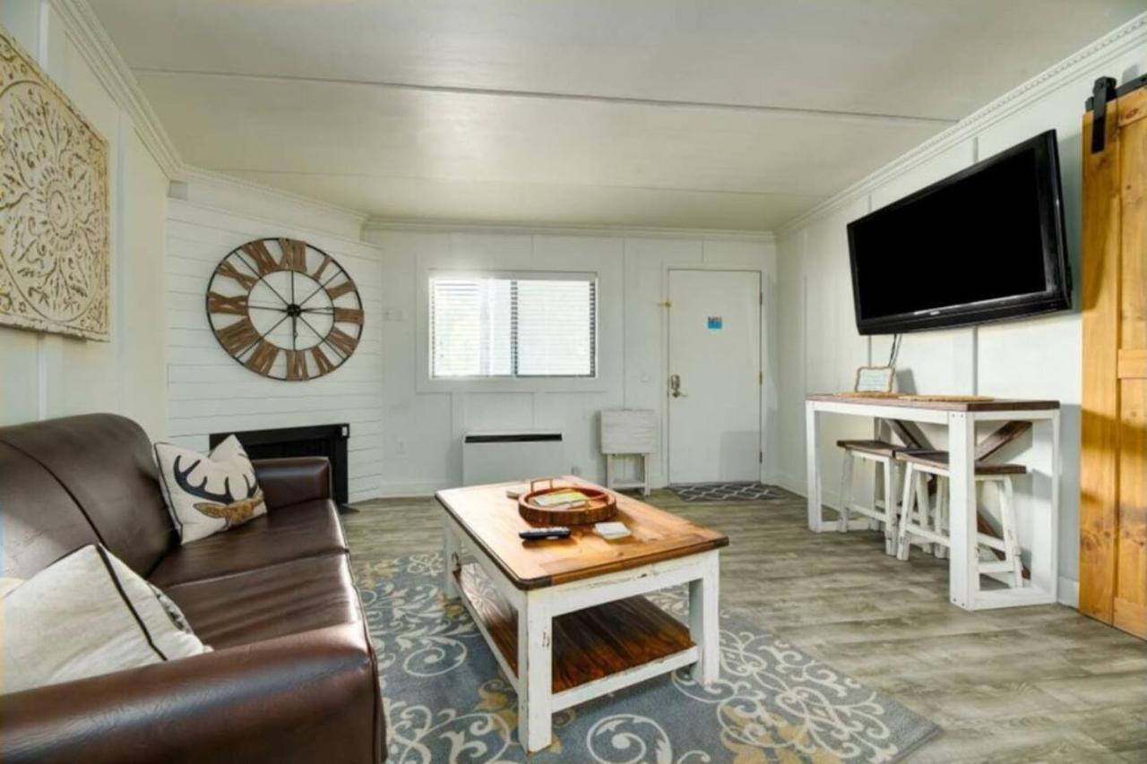 Lofts 6A Chic Modern Downtown Gatlinburg view 4