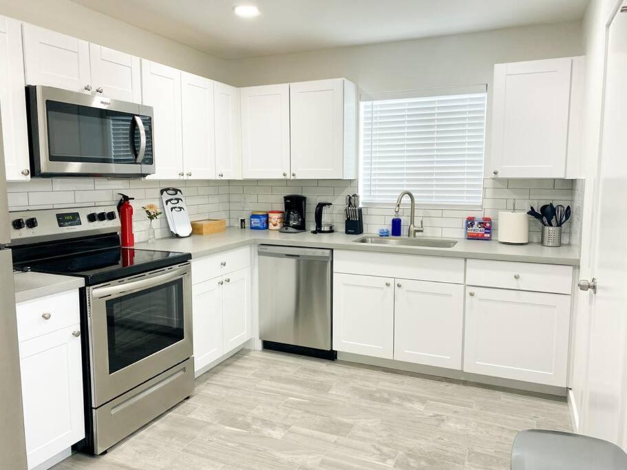 Alluring townhouse with 2 KING beds, Grill, and FREE parking! view 4