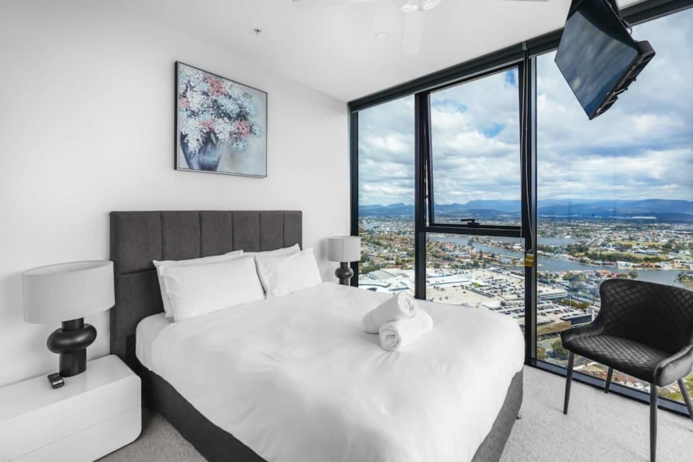 Ocean and River View Luxury 2BD Apt with Prime Location