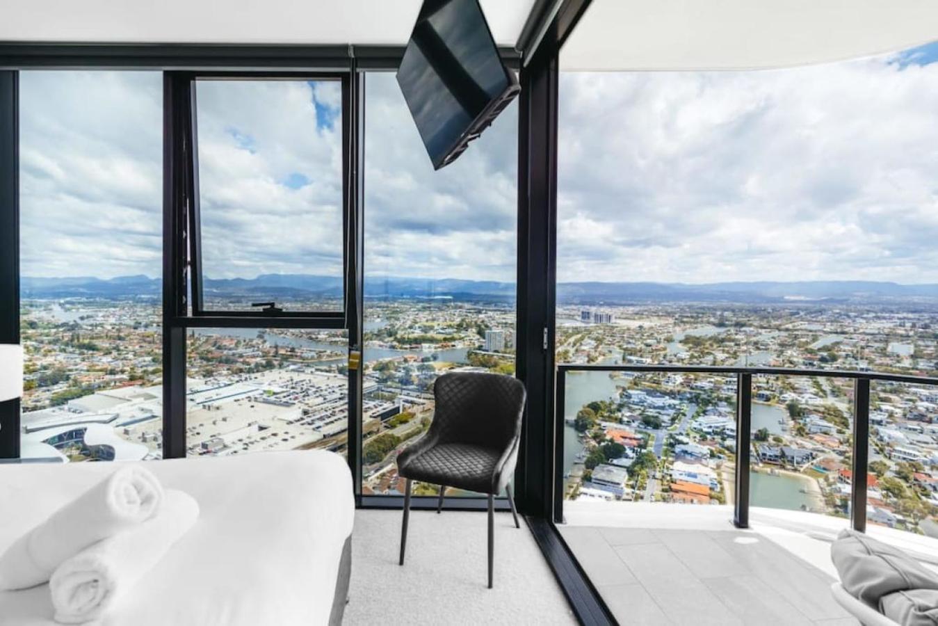 Ocean and River View Luxury 2BD Apt with Prime Location