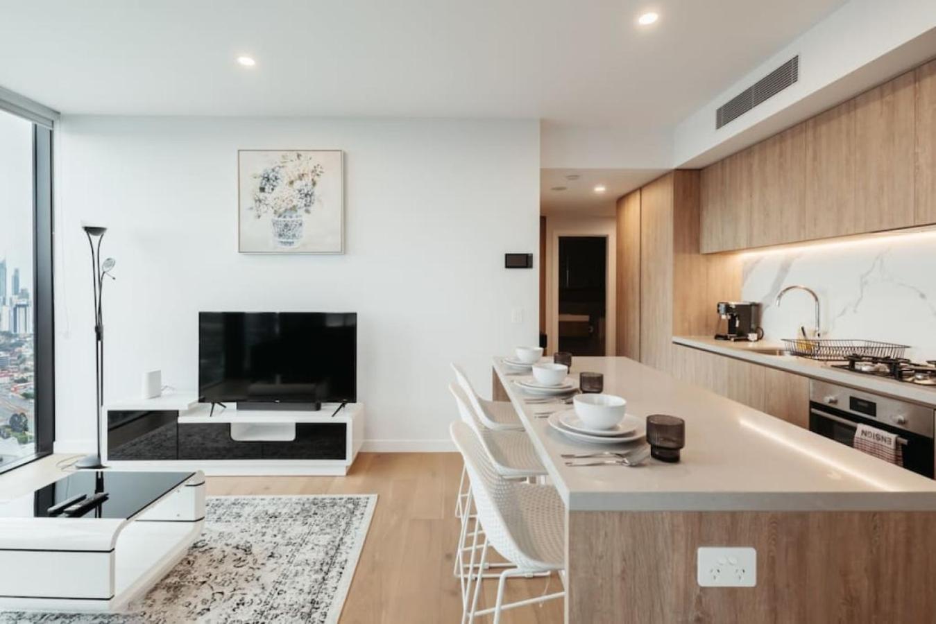 Ocean and River View Luxury 2BD Apt with Prime Location